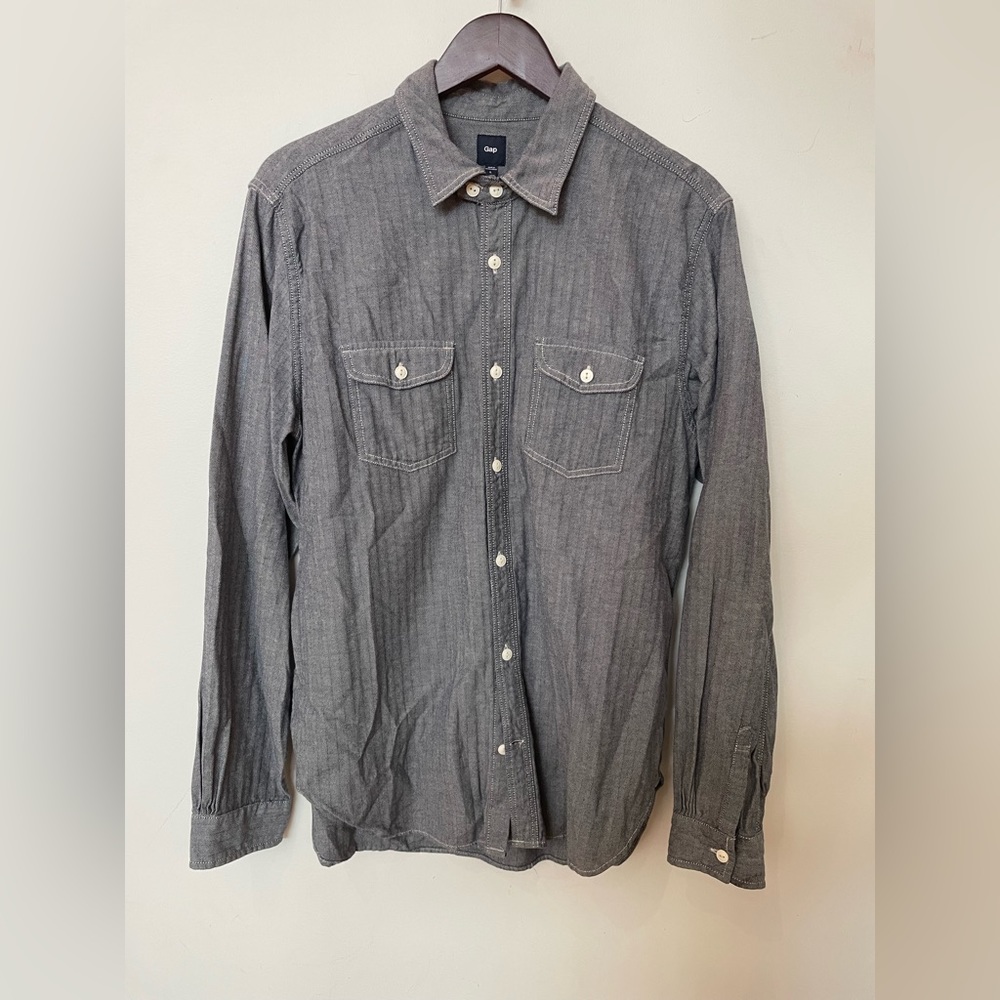 Gap button down in size Large. Gently Worn; Great Condition.
